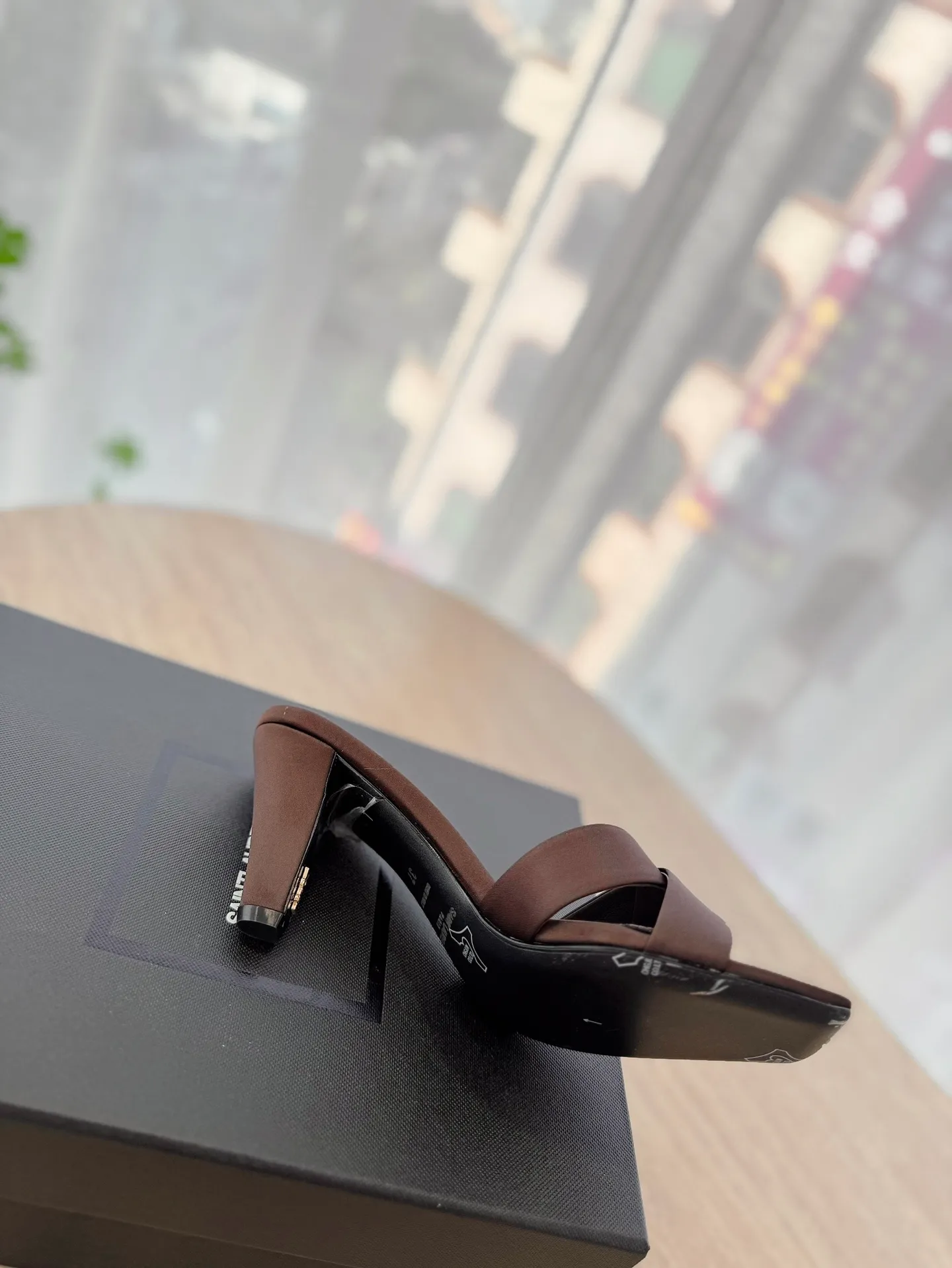 👟👟Ex-factory price 540👟👟 High version of "SAINT LAUREN*" Saint Laurent ysl 25ss/new spring and summer catwalk style large rhinestone high-heeled shoes and sandals. Only YSL understands women's hearts best and does not accept refutation. It is a super invincible feminine artifact and a must-have for women (z-product full-body customization, own molded hardware accessories, perfect consistency). Compare the differences between pictures and goods on the market. ✔Upper: Customized imported silk ✔Lining: Imported 🐑Sheep leather ✔Sole: Imported genuine leather outsole ✔Heel height: 8cm ✔Number of yards: 35-39 (40, 41, 42 can be customized and non-returnable) (Full set of packaging)
